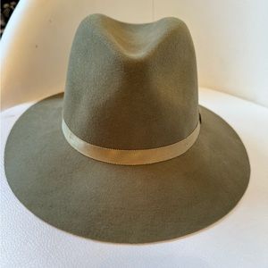 New with tags olive green hat from Aritzia. Size small/medium. 100% wool.